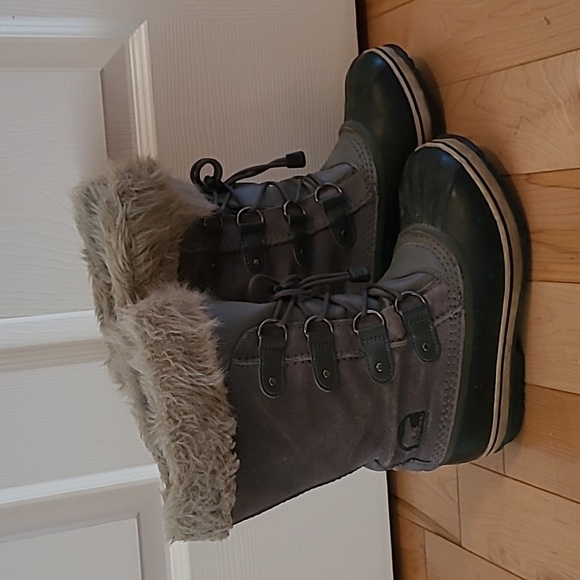 Youth size 5 Sorel winter boots - Picture 2 of 5